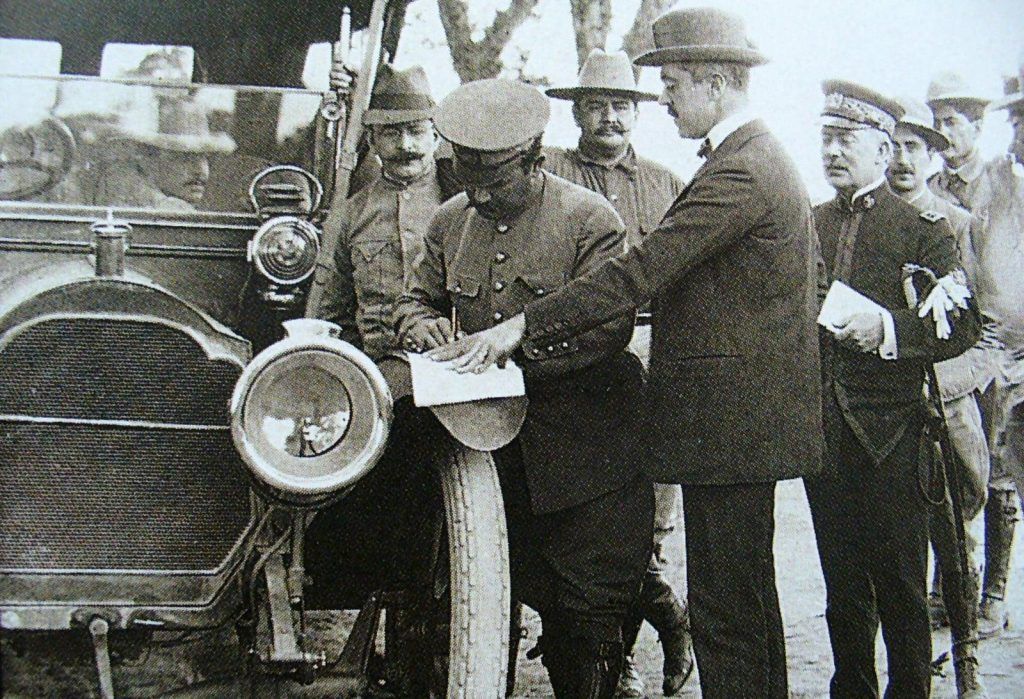 Alvaro Obregon firmando los Tratados de Teoloyucan el 13 de agosto de 1914